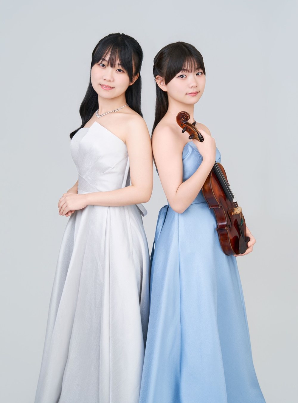 ピアノのMiaとヴァイオリンのYuaのポートレート